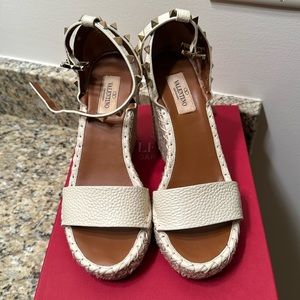 VALENTINO Double Rockstud Wedge Espadrille Heel Sandal Tan Pebbled Leather 37